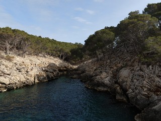 vista del mar de una playa de Mallorca con aguas cristailnas y mar en calma. Concepto de vacaciones verano y relax