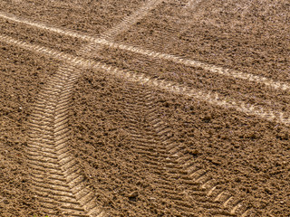 Fahrspuren im Feld
