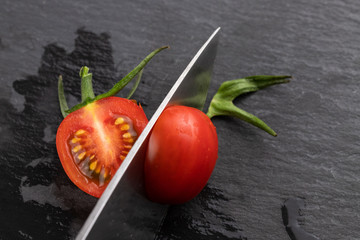 Messer schieferstein und tomate 