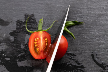 Tomaten hacken auf schiefer