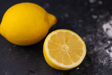 Zitrone auf Schiefer 
