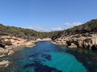 Fototapeta na wymiar Vista aérea de la playa de Mallorca con el mar de color turquesa y aguas cristalina. Concepto de vacaciones verano y relax