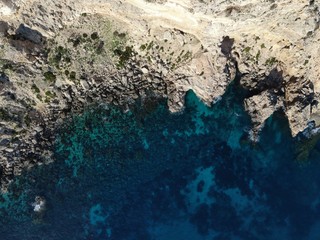 vista aérea del mar medieterraneo vista de pájaro de olas rompiendo en la costa. Vista cenital de mar