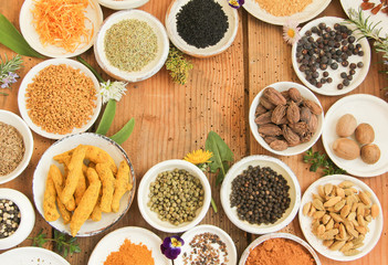 Gewürze Gewürz Hintergrund Schalen Background Kurkuma Kardamom Kümmel Kräuter essbare Blüten Wildkräuter