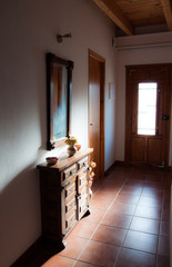 korytarz domku w słońcu górach o poranku  - obrazy, fototapety, plakaty