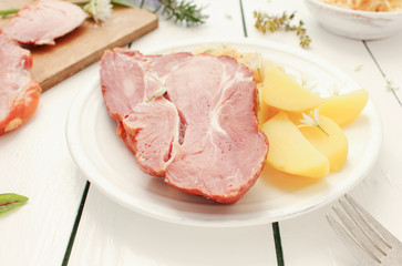 Kasseler Braten Kasselerbraten mit Sauerkraut und Kartoffeln