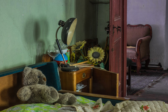 teddybaer und lampe in einem schlafzimmer