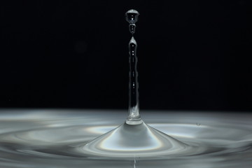 Gota de agua sobre fondo negro