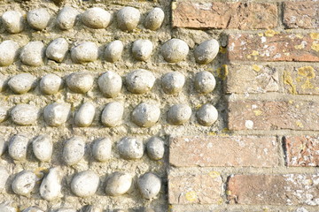 異質な素材が混ざり合う中世の壁。