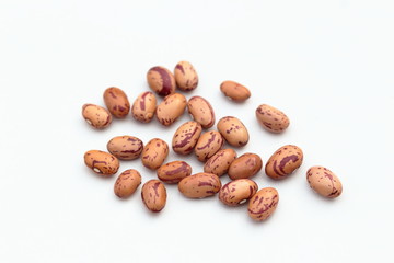 Alubias sobre fondo blanco