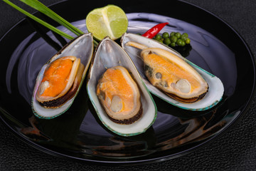 Half mussels with lime and pepper