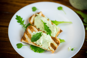 green bread spread of arugula, curds and eggs with fried toast