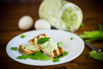 green bread spread of arugula, curds and eggs with fried toast