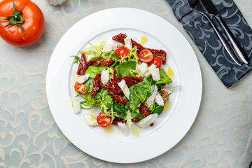 salad with mozzarella and sun-dried tomatoes