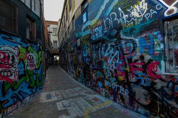 Fototapeta premium Gandawa, Belgia, sierpień 2019 r. Ulica graffiti to wąska ulica w całości poświęcona sztuce ulicznej. W takim czystym, eleganckim i uporządkowanym mieście skupiamy się na tym rodzaju sztuki. Niektórzy turyści