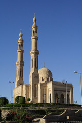 Mosque in the city of Aswan, Egypt - obrazy, fototapety, plakaty
