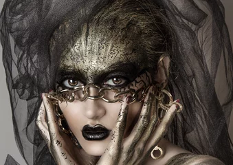 Wunderschöne Augen. Nahaufnahme Porträt von Frauen mit schwarzem Masken-Make-up und goldener Kette. große schwarze Lippen © VladislavNice