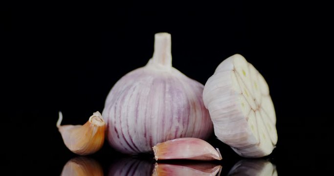 Head and slice the garlic slowly rotate. The texture of the garlic.