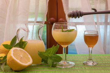 Jugo de limón con menta y miel