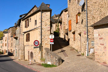 Fototapeta na wymiar Angle de Route-de-la-Gare et rue Du-Portail-de-Maffre à Najac (12270), département de l'Aveyron en région Occitanie, France