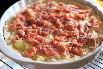 step by step visual instruction, how to prepare salmon quiche tart. Homemade quiche with salmon and cheese. step 5, cut salmon filling 
