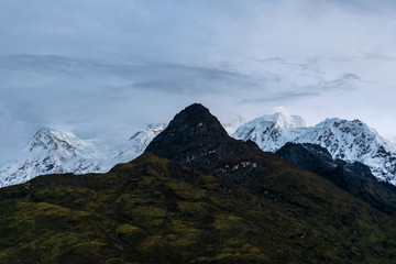 Obraz premium a beautiful mountain view with fog and clouds