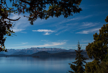 Fototapeta na wymiar vista panoramica sul lago