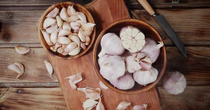 Garlic in bowl on cutting Board and cool steam.