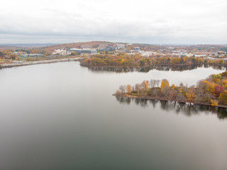 Obraz premium Fall color tour at Birch Pond in New England