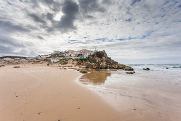Fototapeta na wymiar Am Strand von Praia de Monte Clérigo