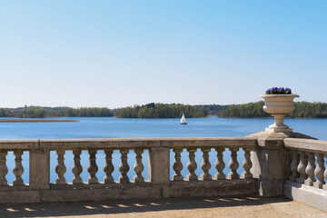 Sielankowy widok na jezioro z tarasu Pałacu Tyszkiewiczów w Zatroczu - dzielnicy Troków na Litwie. © Weronika