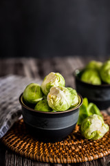 Préparation des choux de Bruxelles sur la table de cuisine