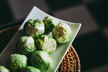 Choux de Bruxelles en cours de préparation dans un plat sur la table de cuisine