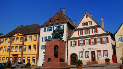 Denkmal von Johannes Kepler vor alten Häusern in Weil der Stadt unter blauem Himmel 