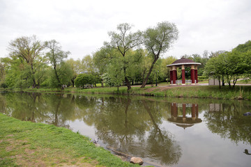 Fototapeta na wymiar View of the river in the Loshitsky park in the city of Minsk, Belarus