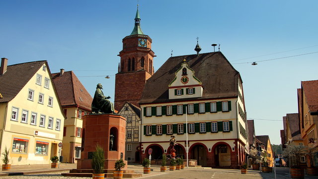 sch&ouml;ner alter Marktplatz in Weil der Stadt mit Rathaus, Kirchturm und Kepler Denkmal vor blauem Himmel