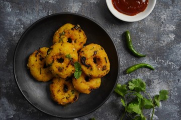 Vada/ Vadai - Tea time spicy snack with leftover rice