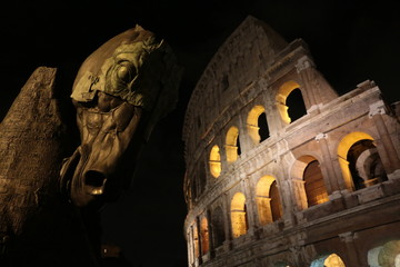 Estatua de caballo con el coliseo romano en el fondo, en Roma, Italia. 