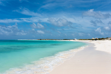Fototapeta premium Tropical white beach with crystalline water in Cayo de Agua (Los Roques Archipelago, Venezuela).