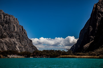 Fototapeta na wymiar Laguna azul en Huaraz Peru