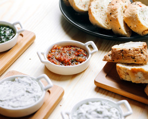 mangal salad with sliced bread