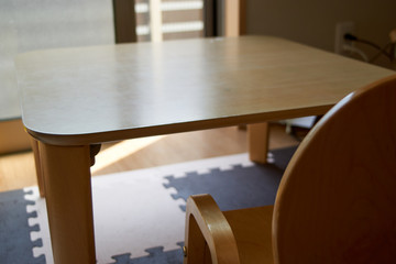 折りたたみテーブル・子供用いす・デスク・アップ。昼下がり