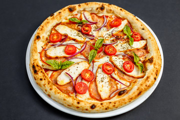 pizza with cheese and chicken with tomatoes