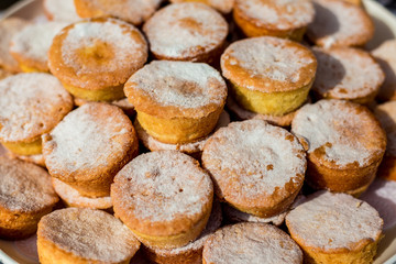 cupcakes with powdered sugar