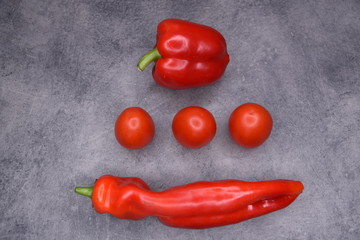 Farbenfroh und  gesund : rote Paprika und rote Tomaten  