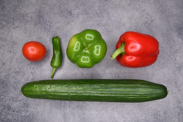 Gesundes Gemüse und rot und grün: Tomate, Pimentos, Paprika und Gurke