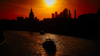 Fototapeta na wymiar Sunset over the Moscow river