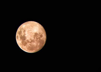 Super Luna Rosada sobre un cielo negro en la Provincia de Cordoba, Argentina