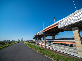 青空と高速道路