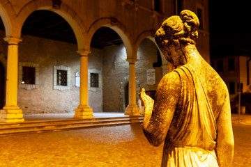 Statua, scultura di donna riproduzione di antica civiltà romana in ambiente caratteristico. Sullo...